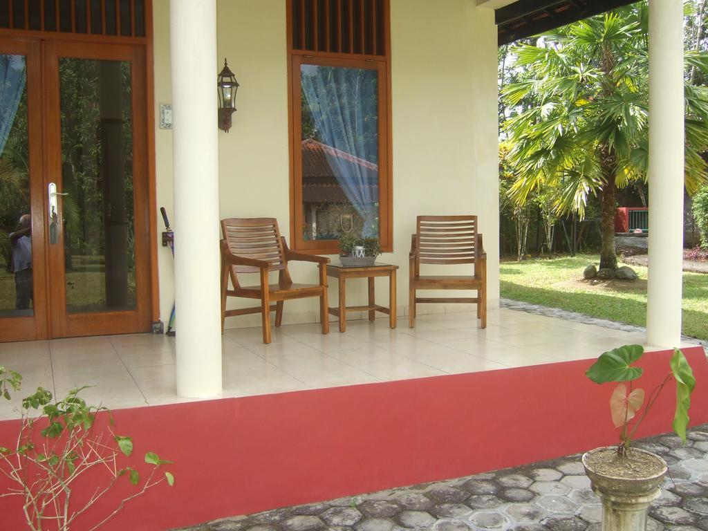 Guesthouse Rumah Senang Kalibaru Kültér fotó