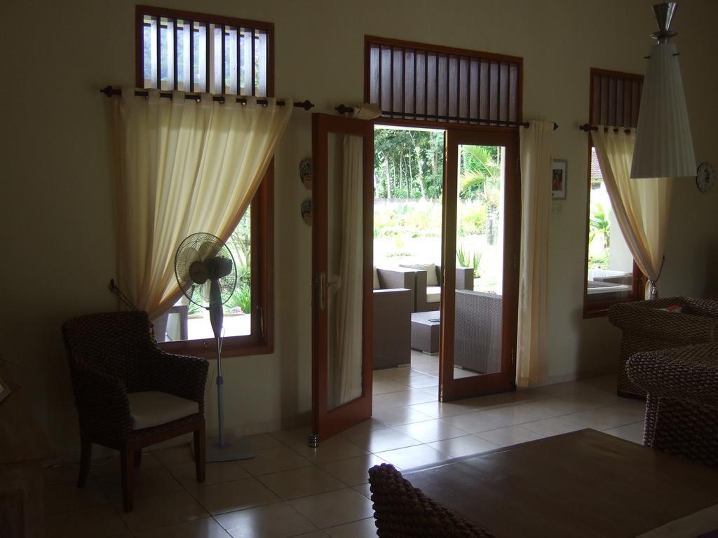 Guesthouse Rumah Senang Kalibaru Kültér fotó